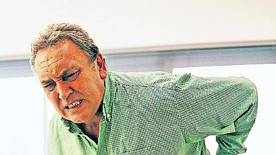 Halten Rückenschmerzen länger an, sollte die Ursache vom Arzt abgeklärt werden.