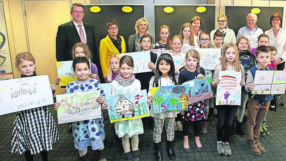  Glückliche Gesichter in der Volksbank Meerbusch: Die Jury ehrte die Gewinner des 45. Internationalen Jugendwettbewerb „jugend creativ“ aus. 