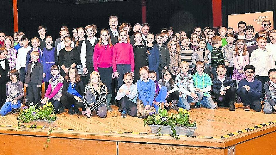 Landrat Hans-Jürgen Petrauschke und Bürgermeister Heinz-Josef Dick mit den Teilnehmern des Regionalwettbewerbs „Jugend musiziert“.