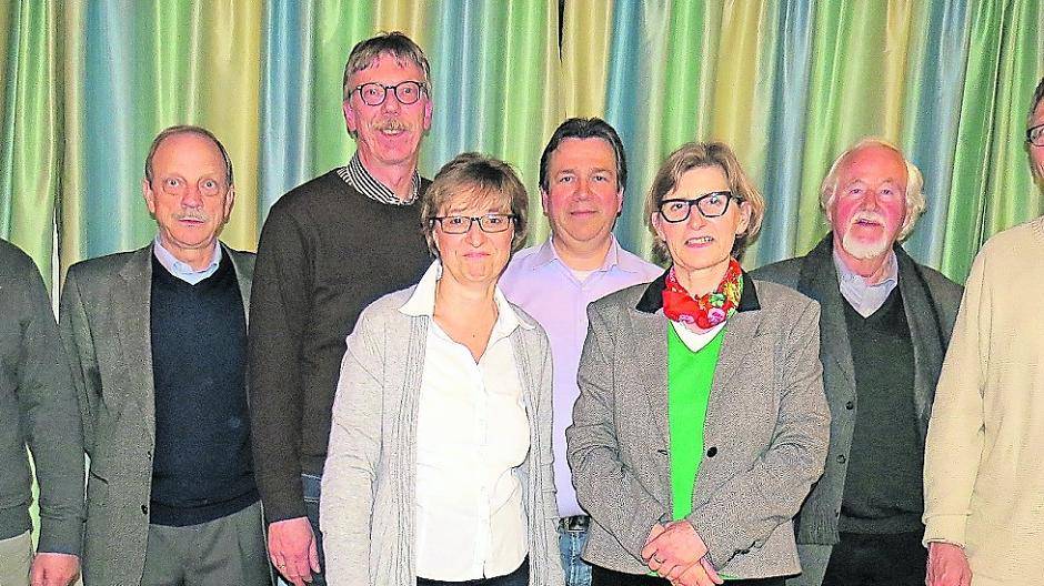 Bei der Wahl des Vorstandes anwesend (v.l.n.r.): Carlo Schäfer, Peter Idel, Wolfgang Witsch, Christina Heger, Peter Steins, Eva-Maria Leonhardt, Rudolf Dahm und Pastor Michael Berning.