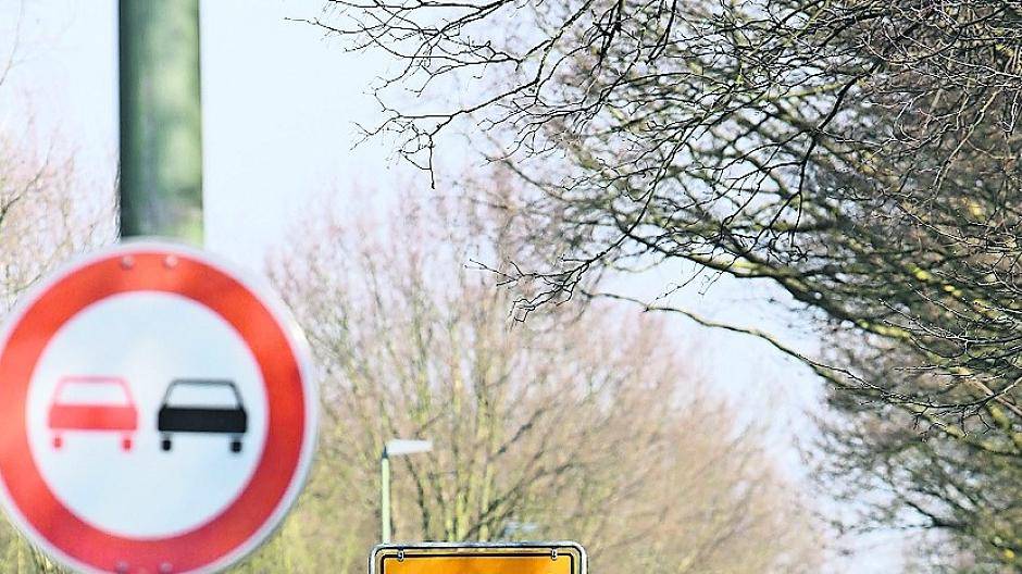 Mitte letzter Woche versetzte Straßen.NRW das Ortseingangsschild von Strümp — allerdings immer noch 88 Meter von der Unfall-Kreuzung entfernt. Jetzt wird es noch einmal umgestellt. Zwar nicht vor die Kreuzung, sondern wenige Meter dahinter.