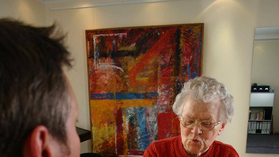 Wortabrufübung mit Alltag-relevantem Bildmaterial bei einer Patientin mit Aphasie.