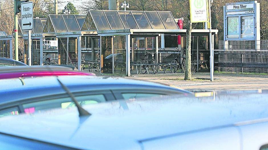  Die Polizei suchte Zeugen, die mit Bussen oder Bahn im Bereich des Parkplatzes „Haus Meer“ unterwegs waren. Dort war der Täter mit seinem Opfer auch. 