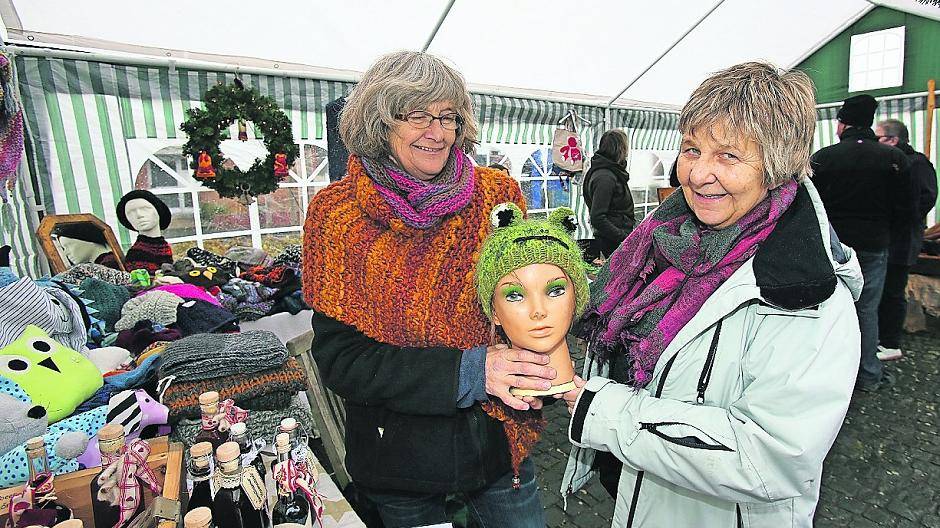 Geschenkideen und viele liebevolle Accessoires finden sich auf der Bösinghovener Weihnachtswelt. Zahlreiche Stände der hiesigen Vereine bieten ihre Waren feil. Neben kulinarischen Leckereien für den kleinen Hunger, kann man an den Ständen nach Lust und Laune stöbern.