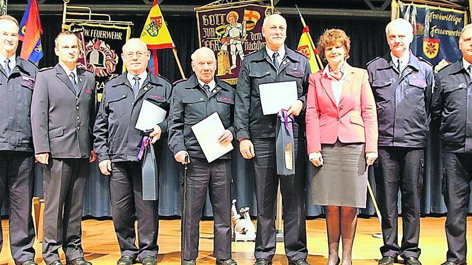 Wehr ehrt verdiente Kameraden in Stadt