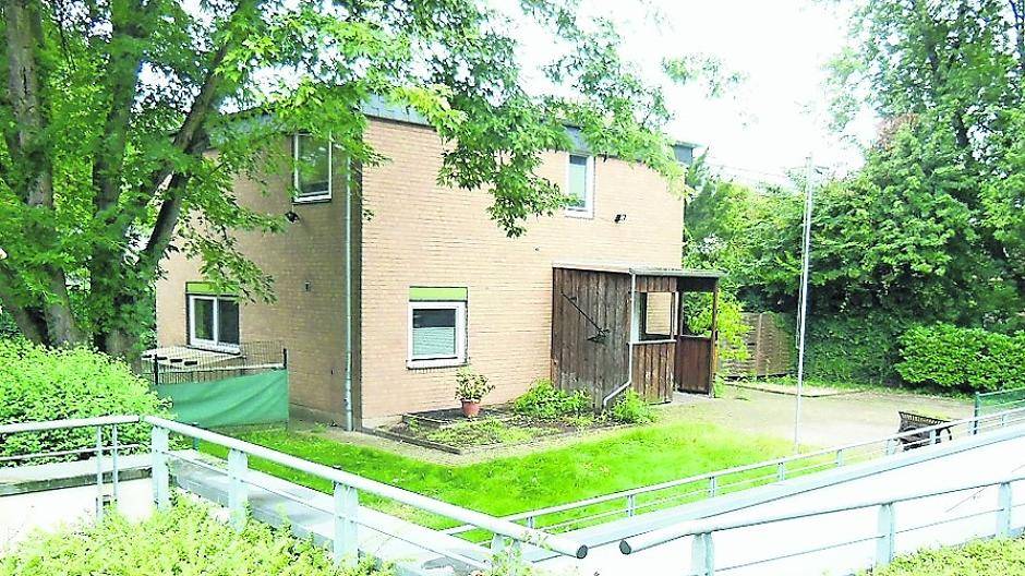 Das Hausmeisterhaus der ehemaligen Astrid-Lindgren-Schule steht jetzt zum Verkauf.