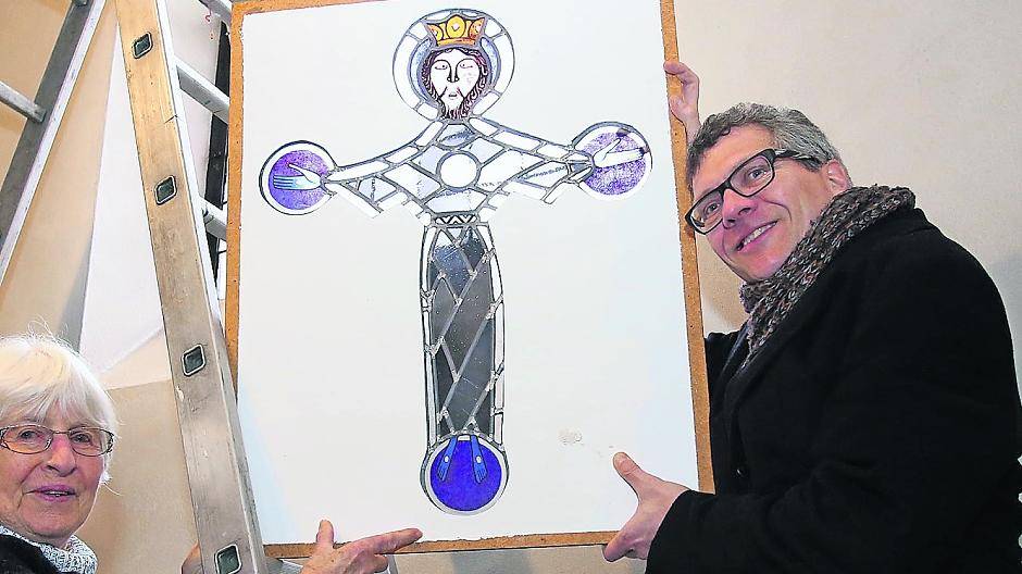 Sonja Mataré schenkt Meerbusch ein Original-Werk ihres Vaters. In der Niederdonker Kapelle soll das Glasfenster noch vor den Sommerferien eingesetzt werden. Pfarrer Michael Berning freut sich jetzt schon stellvertretend für die katholische Gemeinde in Büderich.