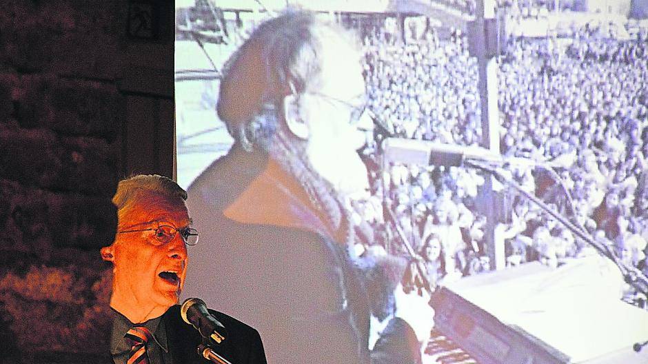 Dr. Hans-Albrecht Meyer-Stoll begeisterte die Meerbuscher mit seinem Hüsch-Vortrag.