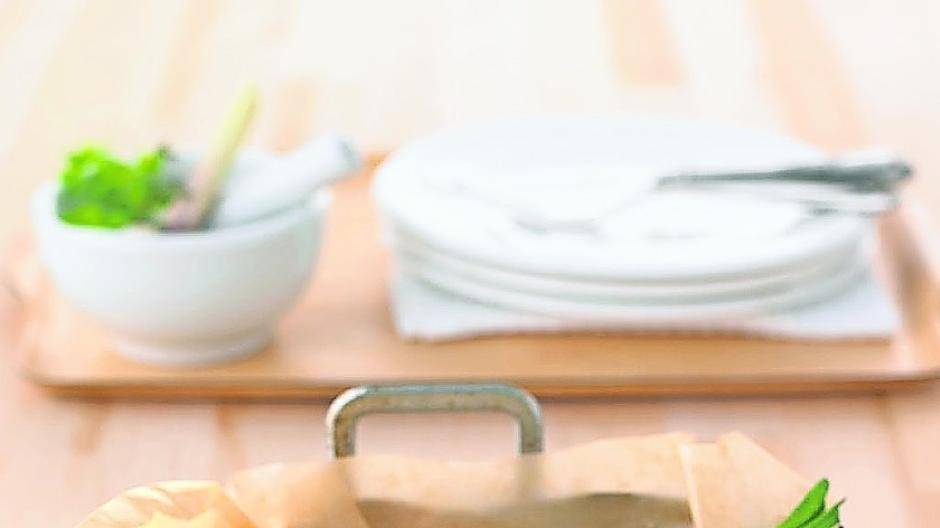  Aus Frühlingszwiebeln, roten Zwiebeln, Schalotten und Kartoffeln wird im Ofen eine herzhafte Beilage zubereitet. 