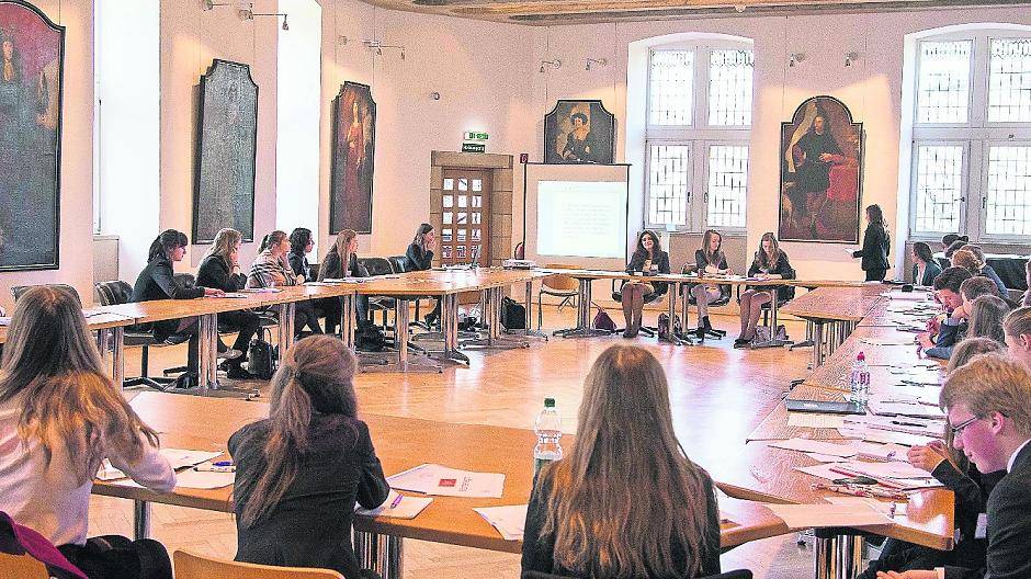 Im Neersener Schloss trafen die Schüler zusammen, Lehrer Carsten Hüttermann (kl.F.) sieht Vorteile für’s Leben in der Simulation.