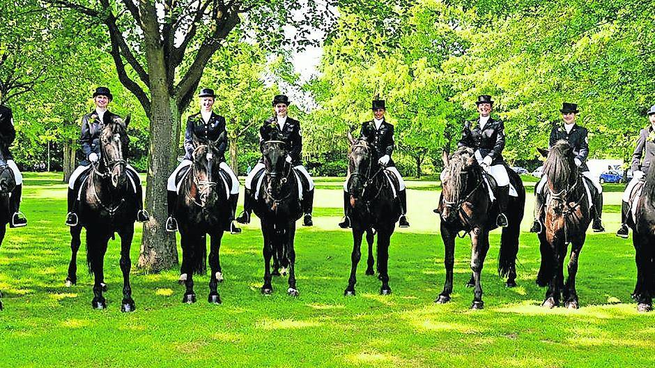  Seit 25 Jahren bereichern die Damen des Amazonencorps das Büdericher Regiment. Dieses Jahr feiern sie ihr Jubiläum. 