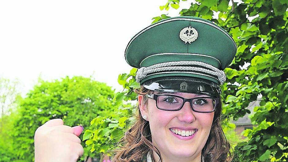 Marina Kräbber steht vor den Jungschützen, Peter Smyrek ist Büderichs Ehrenkönig. Mit ihnen und der „großen“ Majestät Ralph I. Brors werden die Büdericher ein wundervolles Pfingstfest erleben.