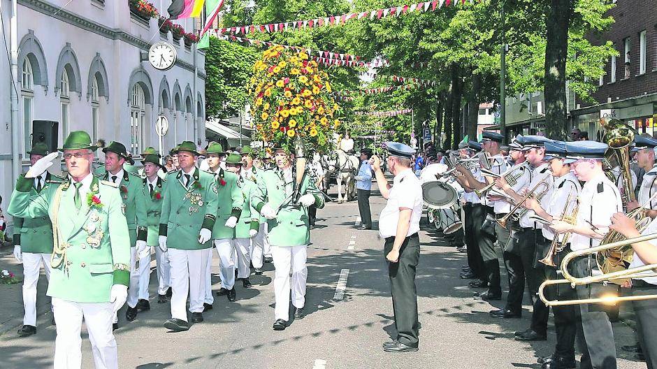 Vor dem Rathaus an der Dorfstraße in Büderich werden traditionell die Paraden abgenommen.