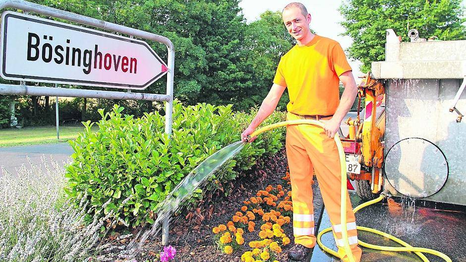  Bauhofmitarbeiter Sebastian Rippers im Einsatz am Ortseingang von Bösinghoven. Neben den Beeten liegt das Hauptaugenmerk der Stadtgärtner vor allem auf den Jungbäumen. 