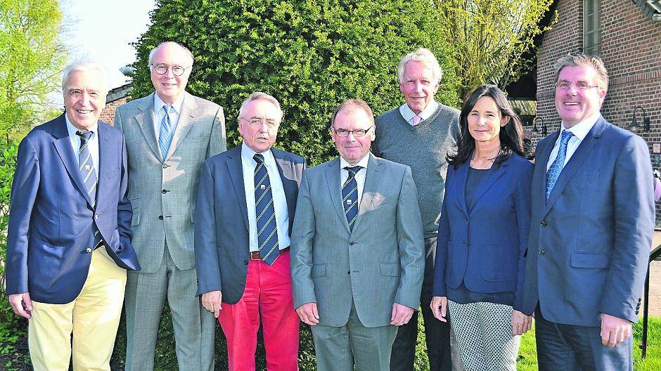 Der Vorstand des GC Meerbusch (v.l.n.r.): Werner Wimmer, Dr. Volkhard Hofmann, Ottmar Breidling, Theo Toups, Ingo Granderath, Michéle Niestrate, Uwe Wissen.