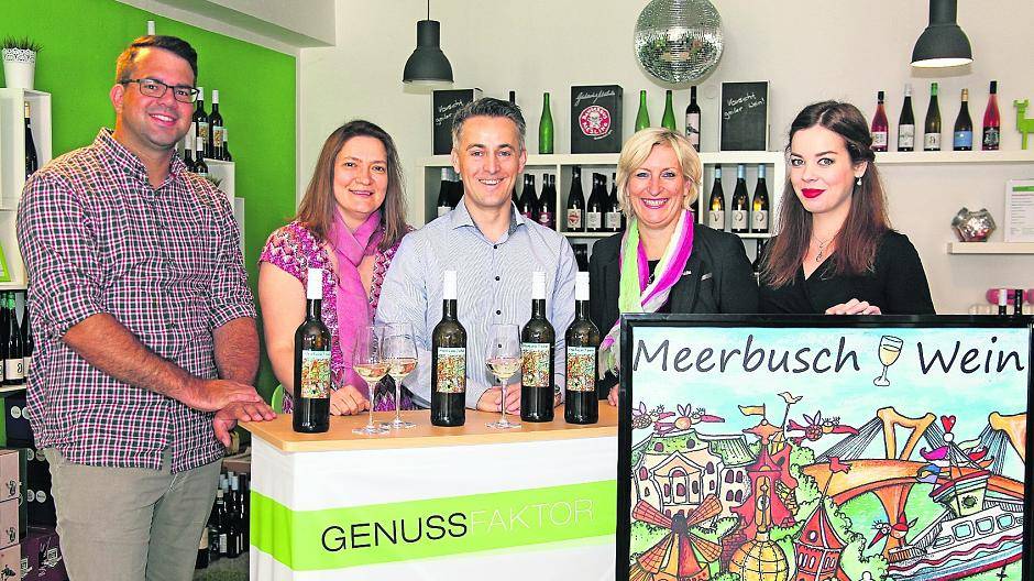  Haben allen Grund zur Freude: (v.l.) Winzer Martin Gerlach, Jasmina und Dirk Ueberbach von Genussfaktor, Wirtschaftsförderin Heike Reiß und Künstlerin Anastasia May. Der erste „Meerbusch-Wein“ ist da. 