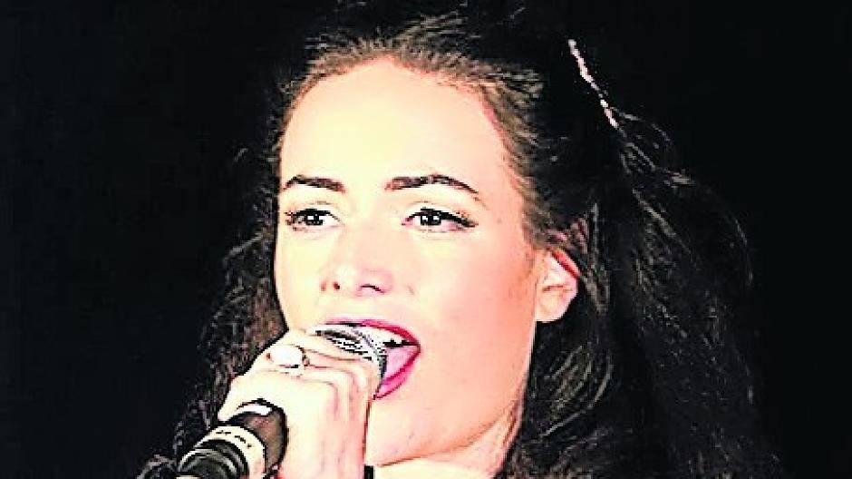  Noèmi Schröder — ausgebildete Opernsängerin, die nach dem Diplom ihr Herz für das Musical, das Schauspiel und französische Chansons entdeckte. 