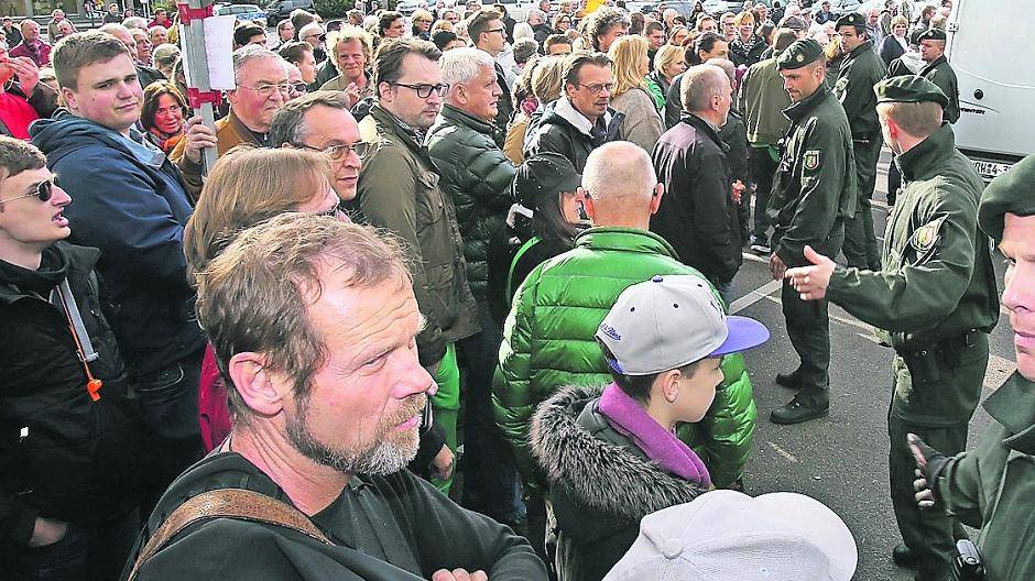  Die Polizei hatte mehrere Polizeibusse zwischen beiden Kundgebungen geparkt, so dass die NPD-Mitglieder nicht zu sehen waren. Aus Sicht der Polizei verlief die Kundgebung friedlich. 