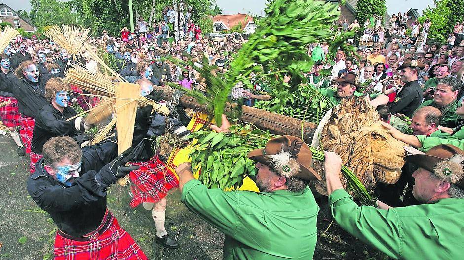  Beim Lanker Schützenfest ist es Tradition, dass sich die Parteien mit Brennnesseln attackieren. Zur Freude der Zuschauer. 