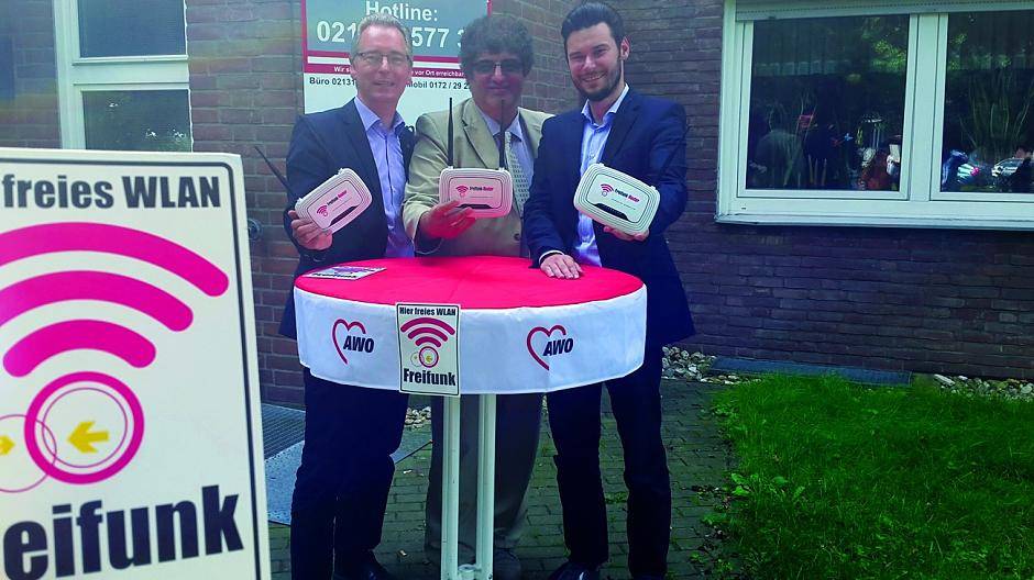 Freifunkt für alle - sowie bei der AWO in Neuss. Darüber freuen sich Hans Christian Markert, Bülent Öztas und Lukas Lamla (v.l.)