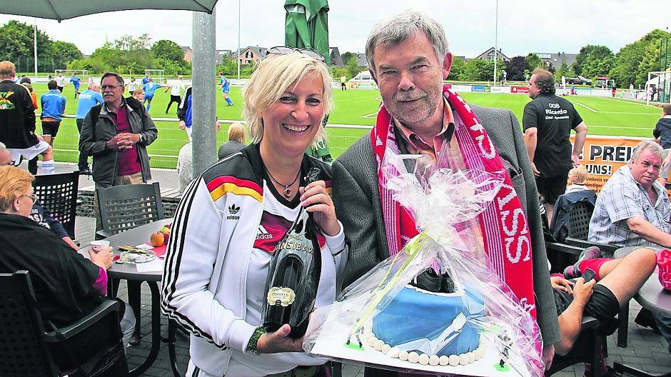  Wirtschaftsförderin Heike Reiß mit Moderator Manni Breuckmann am Rande des MUCKI-Turniers 2014 auf der Städtischen Sportanlage in Strümp. 