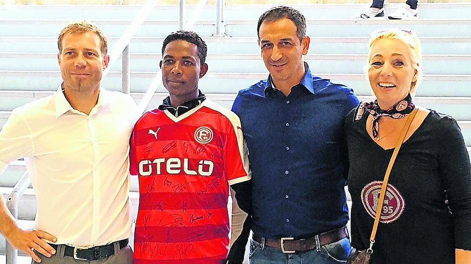  Abdalla bei Fortuna, v.l.: Trainer Frank Kramer, Abdalla, Manager Rachid Azzouzi und Astrid Pinn. 