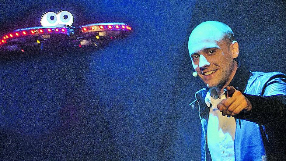  Der Meerbuscher Zauberer Jean Olivier war mit seiner fliegenden Drohne Lilli beim Zauberer-Weltrekord mit dabei. 