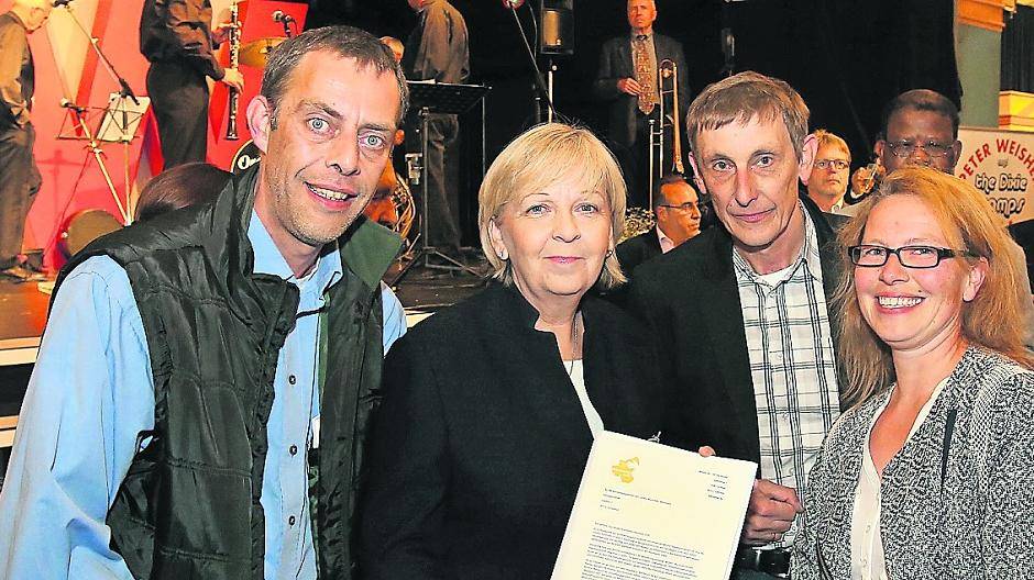  Ehrung von Ministerpräsidentin Hannelore Kraft (2. v. l.) an Ulli Dackweiler (links), Hans-Günter Focken und Verena Uhl. 