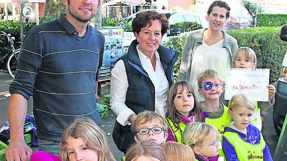 Ferdi Thees, Petra Bachmann und die Kinder haben Spaß beim munteren Apfelverkauf auf dem Osterather Wochenmarkt — bis 2. Oktober jeden Freitag.