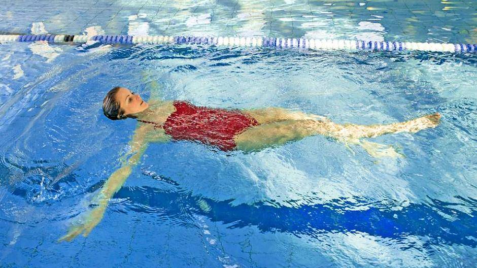 Rückenschwimmen ist nur bei akuten Schulterbeschwerden nicht empfehlenswert.