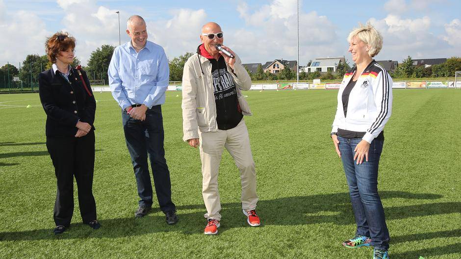 Vorrundenspiel zwischen “Super Kickers” von Meerbusch hilft und GWH (grün).