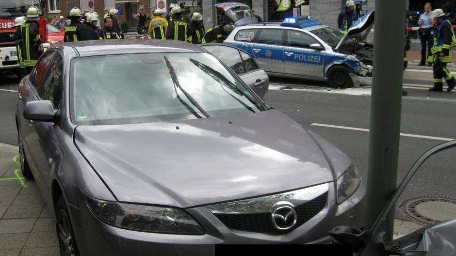 Beide Fahrzeuge haben beträchtlichen Schaden genommen.