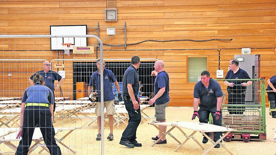 Für die neue Kleiderkammer im Pappkarton in Strümp haben sich viele Meerbuscher um Pfarrerin Ute Saß bereit erklärt, ehrenamtlich zu helfen.