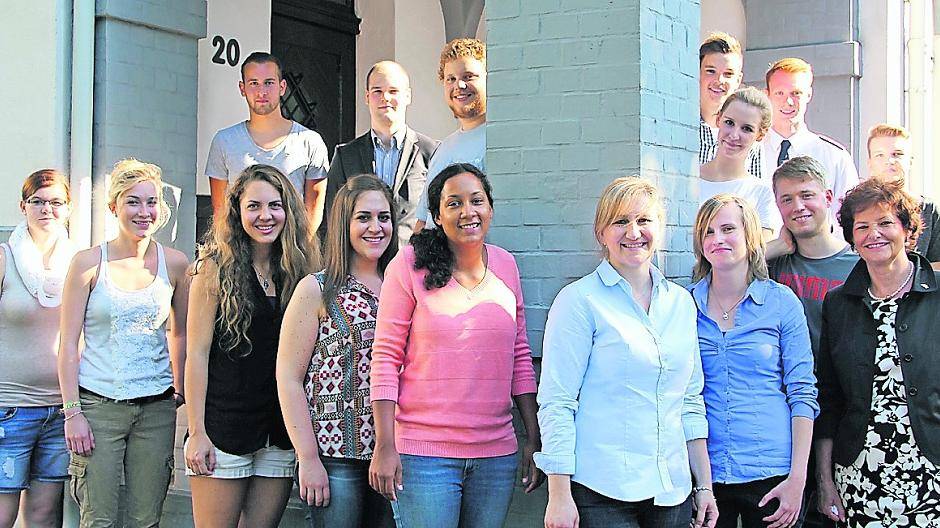  Eine muntere Truppe: Bürgermeisterin Angelika Mielke-Westerlage (rechts) begrüßte die neuen Azubis der Stadt Meerbusch am Rathaus. 