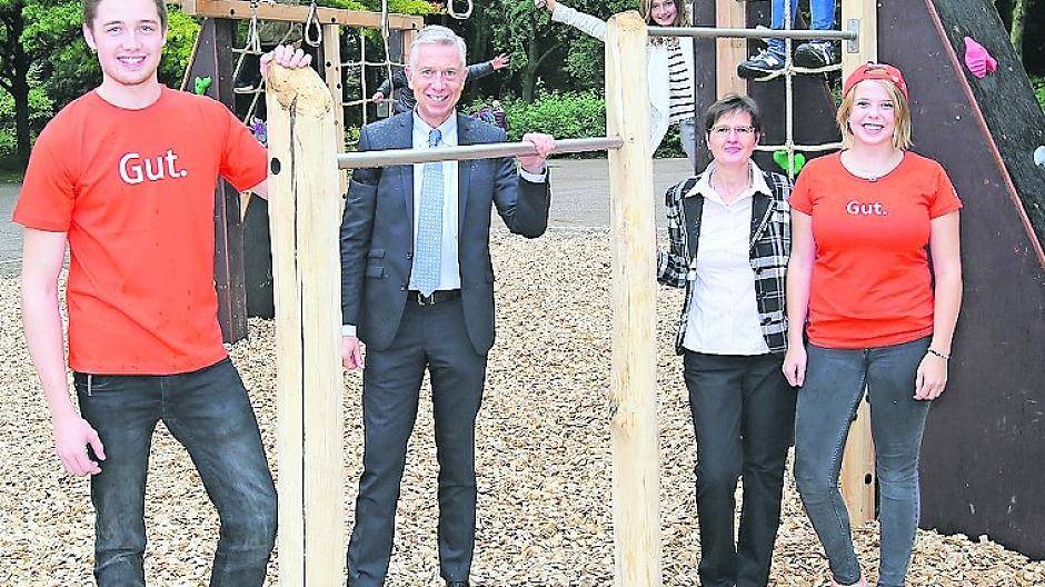  Die Verantwortlichen mit Azubis am neuen Klettergerüst (v.l.): Michael Mayer, Dr. Volker Gärtner, Dorothee Schiebler und Gina-Marie Holtkotte. Foto: Vuhl  