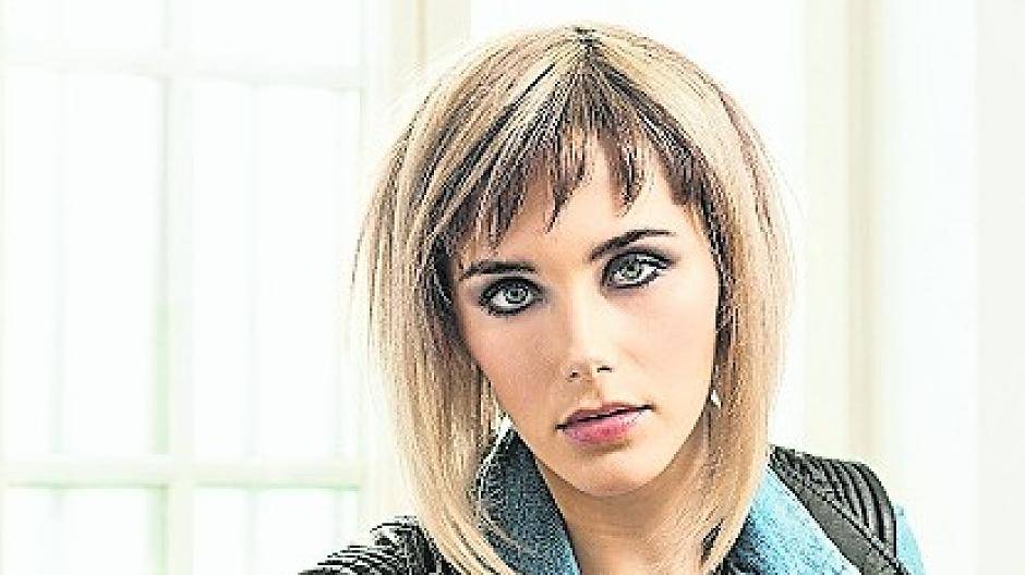  Elegant und keck zugleich: Der Haarschnitt mit stark pointierten Überlängen und Partien zeigt die Wandelbarkeit der neuen Trendcuts. 