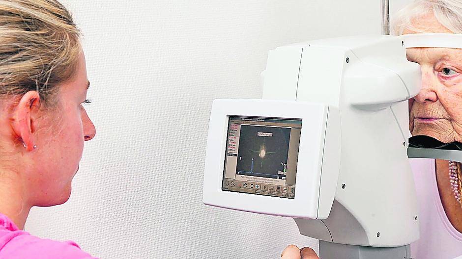 Untersuchung beim Augenarzt: Die Vermessung eines Auges verläuft schnell und berührungsfrei.