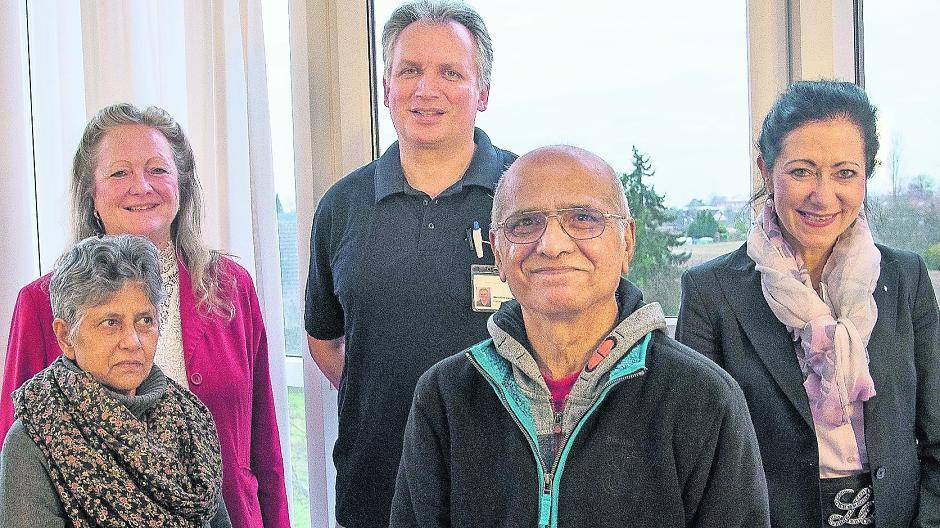  Für Ashok-Kumar Mullick sah es schlecht aus. Spezialisten prognostizierten, er würde seine Beine nicht mehr bewegen können. Doch für die Familie gab’s ein kleines Weihnachtswunder — Ashok-Kumar Mullick konnte die Klinik gehend verlassen. 