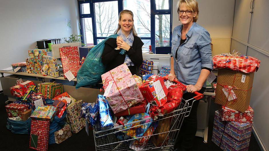  Tanja Schubert-Otto (links) und Birgitta Ewald dürfen sich alljährlich vor Weihnachten wie „Hilfsengel des Christkinds“ fühlen. Die beiden sortieren in diesen Tagen die gespendeten Geschenke aus der Weihnachtsaktion „Meerbuscher Sterntaler“ und sorgen dafür, dass jedes der Kinder bis Weihnachten sein persönliches Präsent zu Hause hat. 
