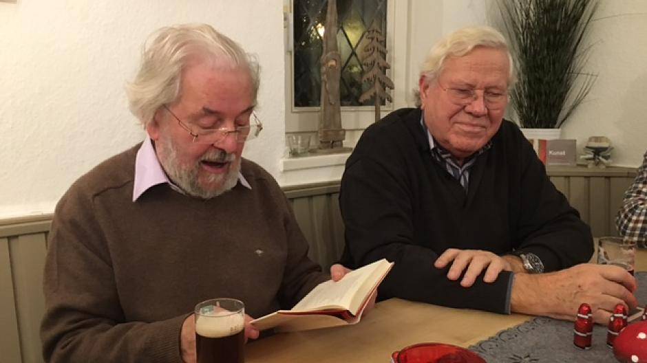  Beim Kulturstammtisch gab's nun auch kleine Gedeichte und Vorweihnachtliches. 