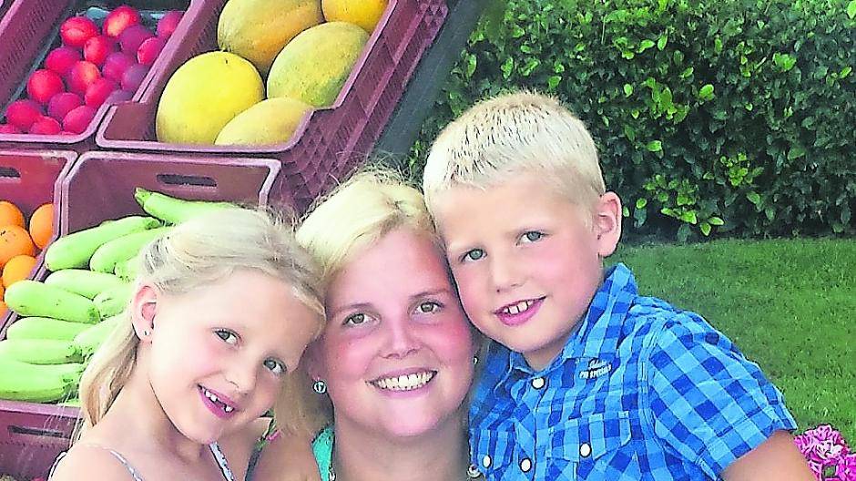  Als Tagesmutter rundum glücklich: Stephanie Pauly aus Büderich mit ihren beiden Kindern. 