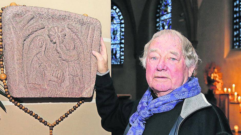 Steinmetz-Meister Edgar Bührmann aus Bovert weiß, von wem die Steinreliefs in Büderich sind.