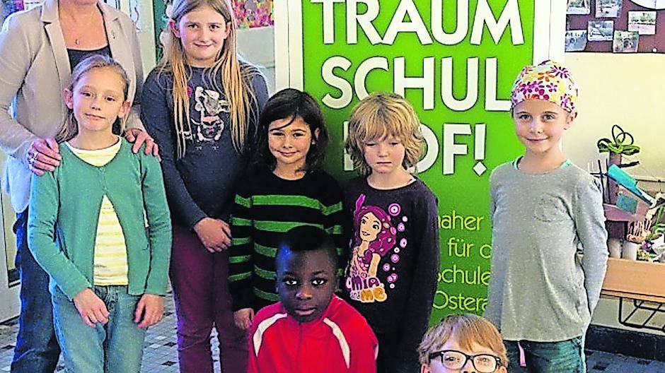  Die Osterather Grundschule warten am kommenden Samstag auf die Leergutspenden der Meerbuscher — damit ihr Schulhof schöner werden kann. 
