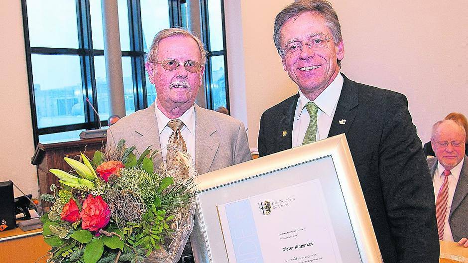 Landrat Hans-Jürgen Petrauschke dankte Dieter Jüngerkes (SPD) für seine 25-jährige Mitarbeit im Kreistag des Rhein-Kreises Neuss.