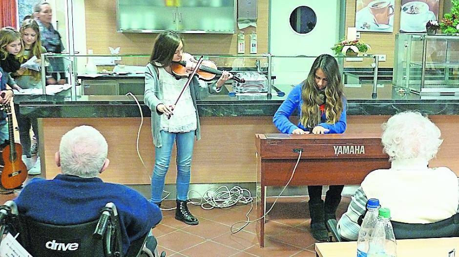 Schüler der Osterather Realschule besuchten die Bewohner des Seniorenheims Hildegundis von Meer — und spielten für sie auf ihren Instrumenten.