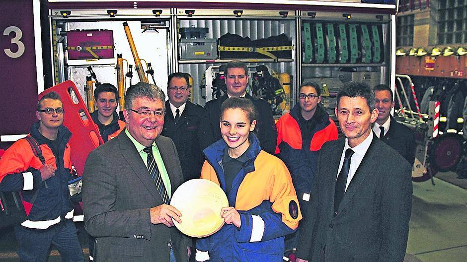  Die Verantwortlichen übergaben die Spende der Jugendfeuerwehr (vorn im Bild von links): Ulrich Mombartz, Viktoria Garten und Michael Marschall. 