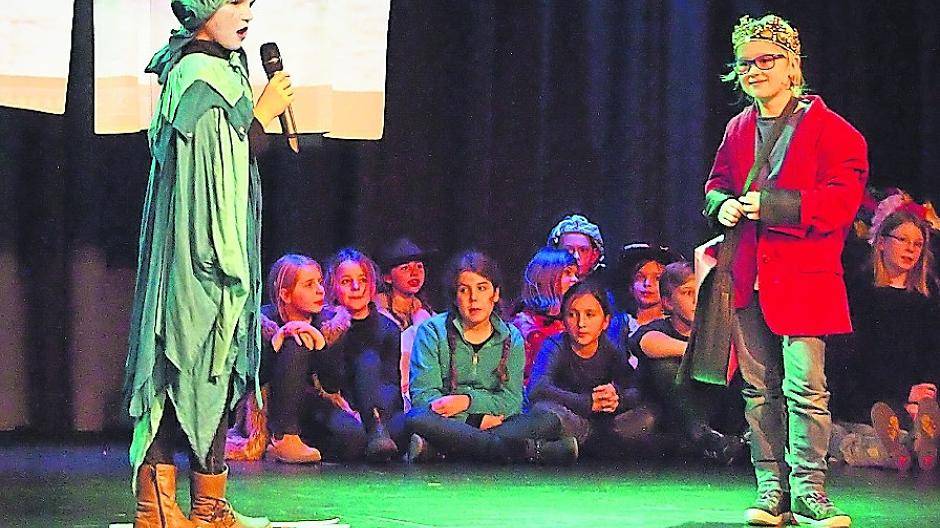  Die Kinder der Theater- und Chor-AG der Theodor-Fliedner-Schule brachten nach einer nur drei Monate dauernden Übungszeit das bekannte Buch von Michael Ende „Das Traumfresserchen“ als Theaterstück auf die Bühne des Forum Wasserturms. 