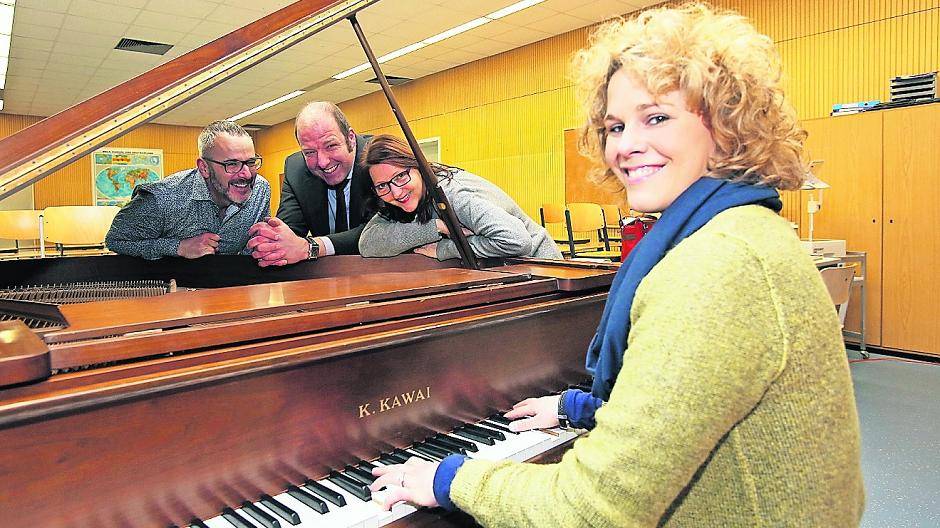 Am Mataré-Gymnasium in Büderich warten vier Flügel auf die Musikschüler. Christian Gutjahr-Dölls, Leiter des Mataré-Gymnasiums, Stella Antwerpen, Musiklehrerin, Anne Burbulla, Leiterin der Musikschule Meerbusch und ihr Stellvertreter Michael Krones freuen sich über die Kooperation der beiden Meerbuscher Institutionen.
