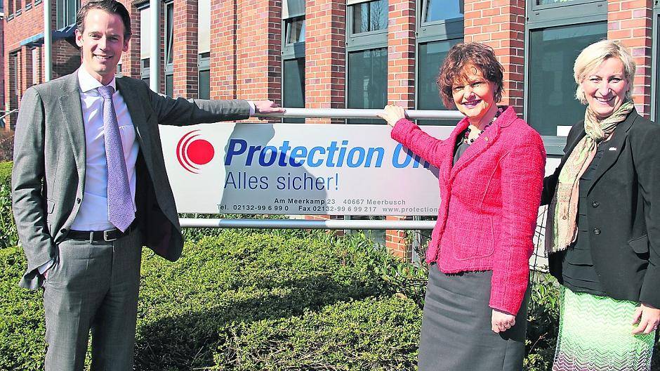  Protection-One-Chef Sebastian Schilling mit Bürgermeisterin Angelika Mielke-Westerlage (Mitte) und Wirtschaftsförderin Heike Reiß. 