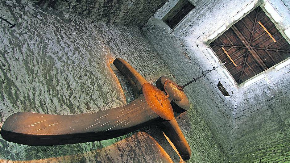  Joseph Beuys „Auferstehungssymbol“ im Inneren des Alten Kirchturms zieht den Betrachter unweigerlich in seinen Bann. 